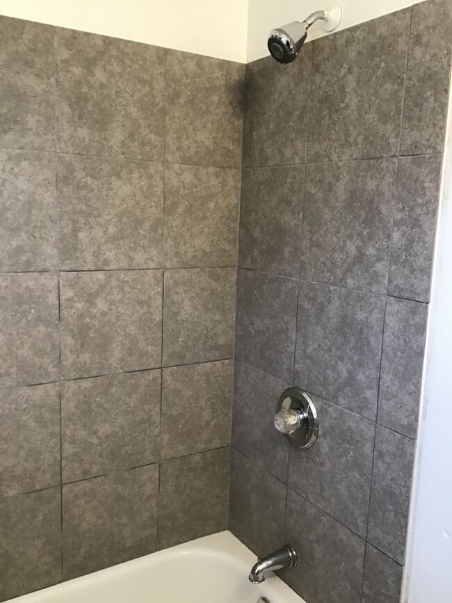 Building Photo - Spacious 2 bedroom duplex