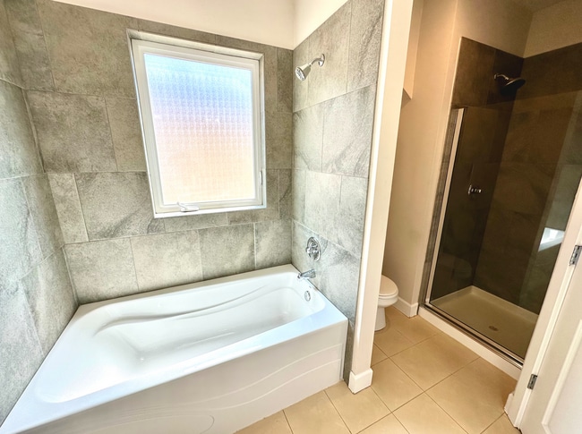 Building Photo - Spacious 3bed/3.5bath Townhome in West Sea...