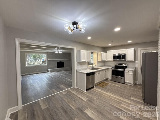 Building Photo - 2745 Dogwood Ave