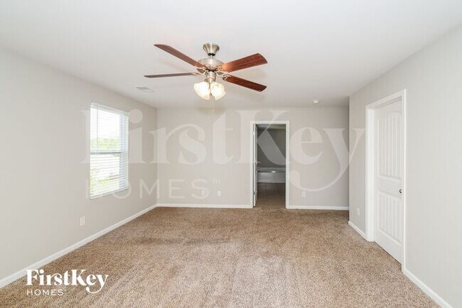 Building Photo - 210 Oakwell St