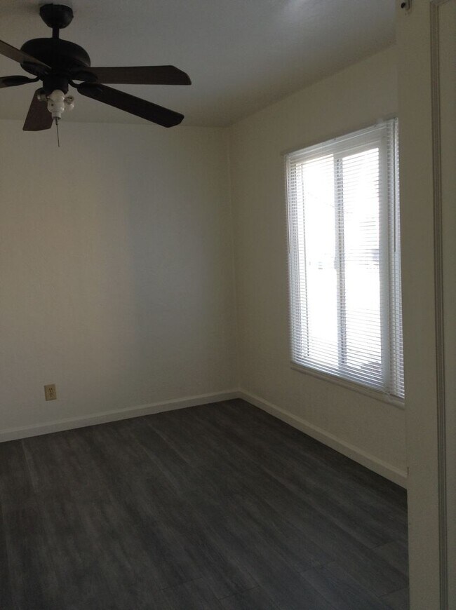 Building Photo - Cute Duplex front unit available
