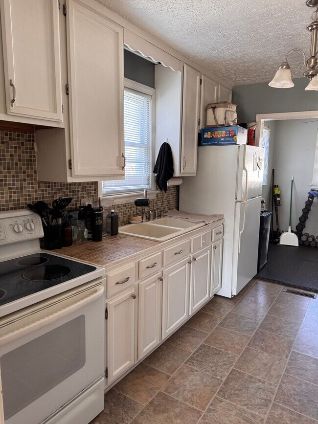 Building Photo - 2 Bedroom with Possible 3rd || 1 Bathroom - Single Family Home