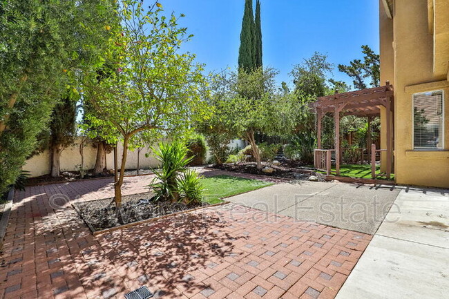 Building Photo - 2041 Crater Peak Way