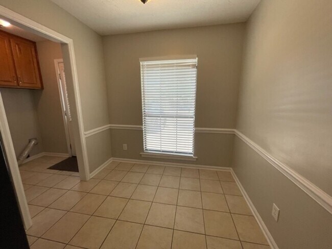 Building Photo - 1604 Queen Elizabeth Ct