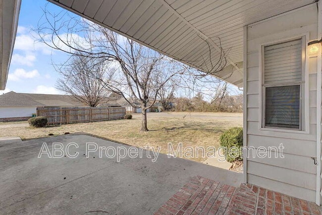 Building Photo - 910 S 28th St