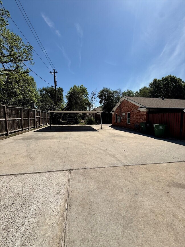 Building Photo - 5830 Clarewood Dr