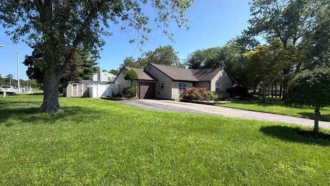 Building Photo - 3BR Toms River Home with Pool and Fenced Yard