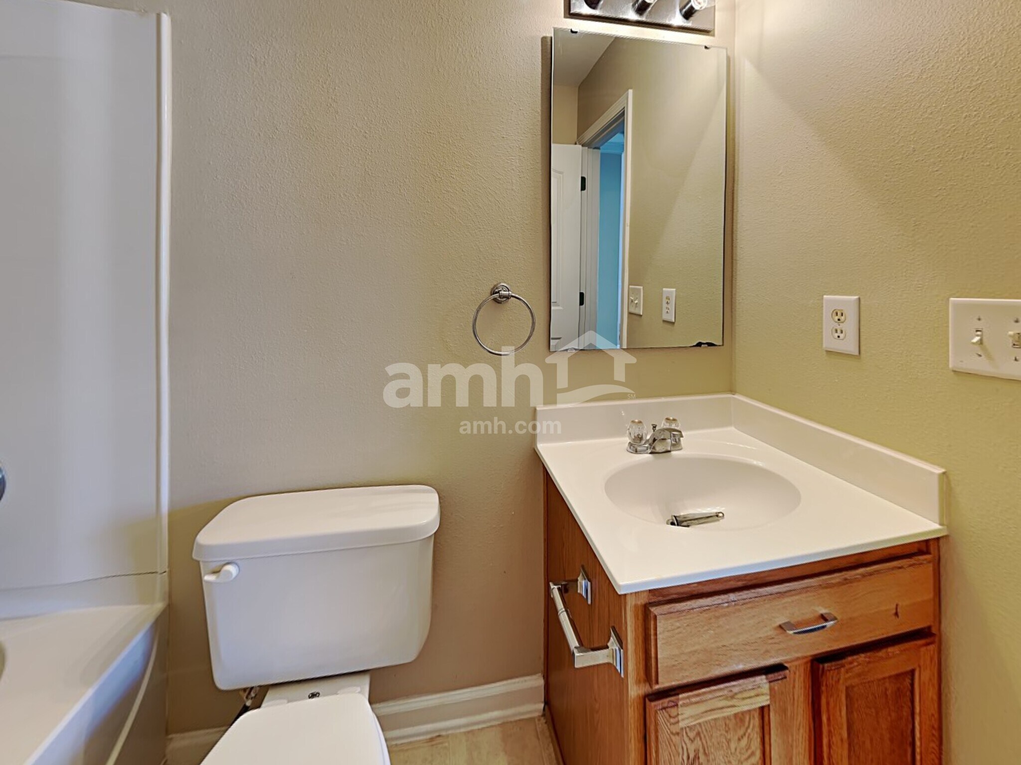 Building Photo - 2528 Ingleside Dr