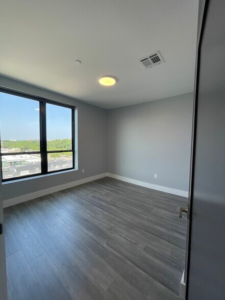 Building Photo - 412 Western Ave