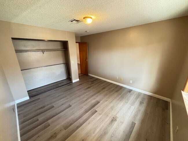 Building Photo - Gorgeous condo is a spacious 2Bed/2Bath un...