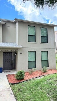 Building Photo - 811 Sandtree Dr