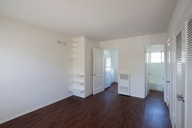 Building Photo - *OPEN HOUSE: 8/30 10:30-11:30AM* Studio Av...