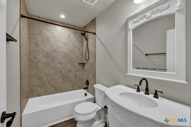 Building Photo - 1216 Canyon Lake Dr