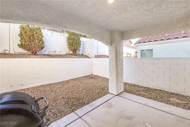 Building Photo - 1851 Vista Pointe Ave