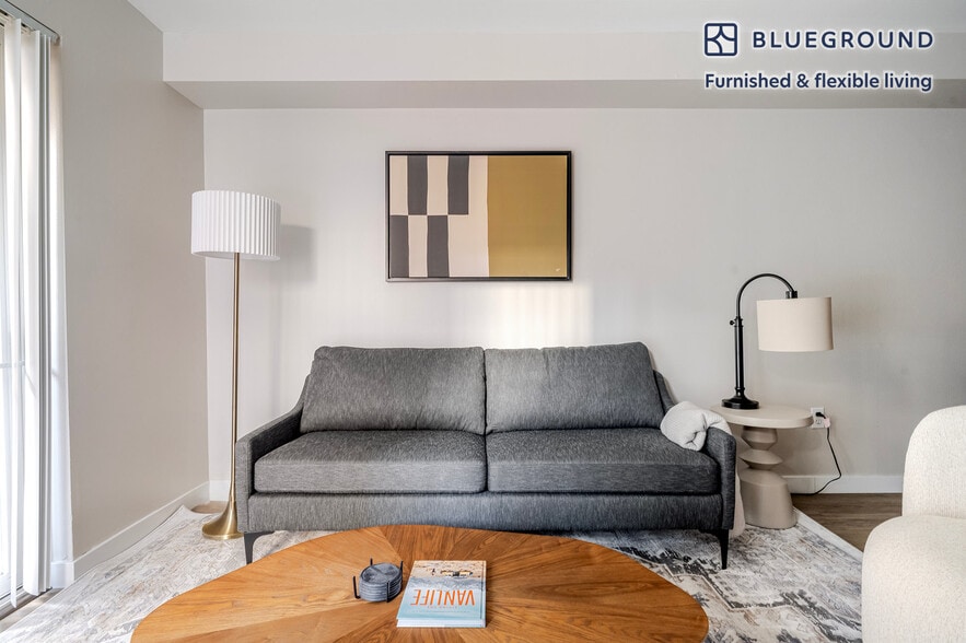 Building Photo - 526 Yale Ave N