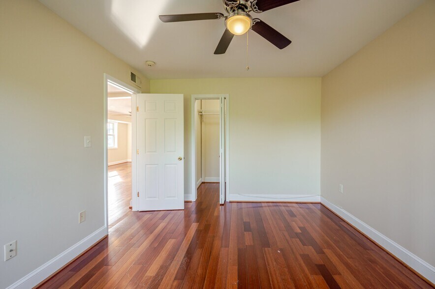 Building Photo - 3868 9th St SE