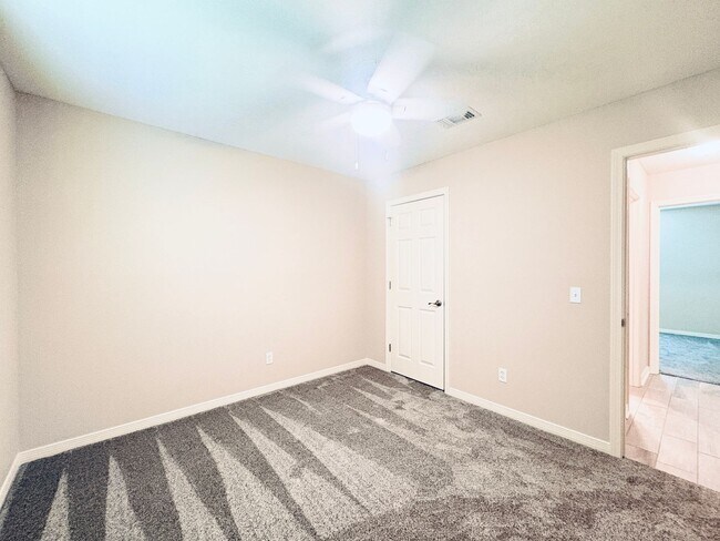 Building Photo - 10621 Creek Ridge Dr