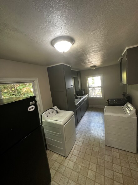 Building Photo - 2643 Lansing Dr SW