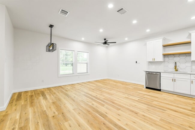 Building Photo - 6103 Cavalier St