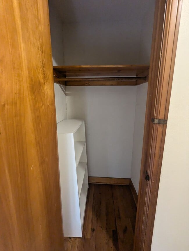 Building Photo - Large 1 Bedroom Plus Den