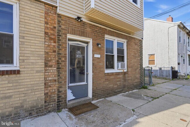 Building Photo - 4721-23 Melrose St