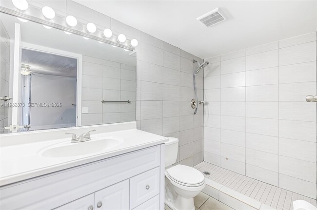 Building Photo - 555 NE 30th St