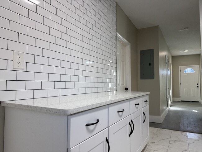 Building Photo - 728 W 39th St