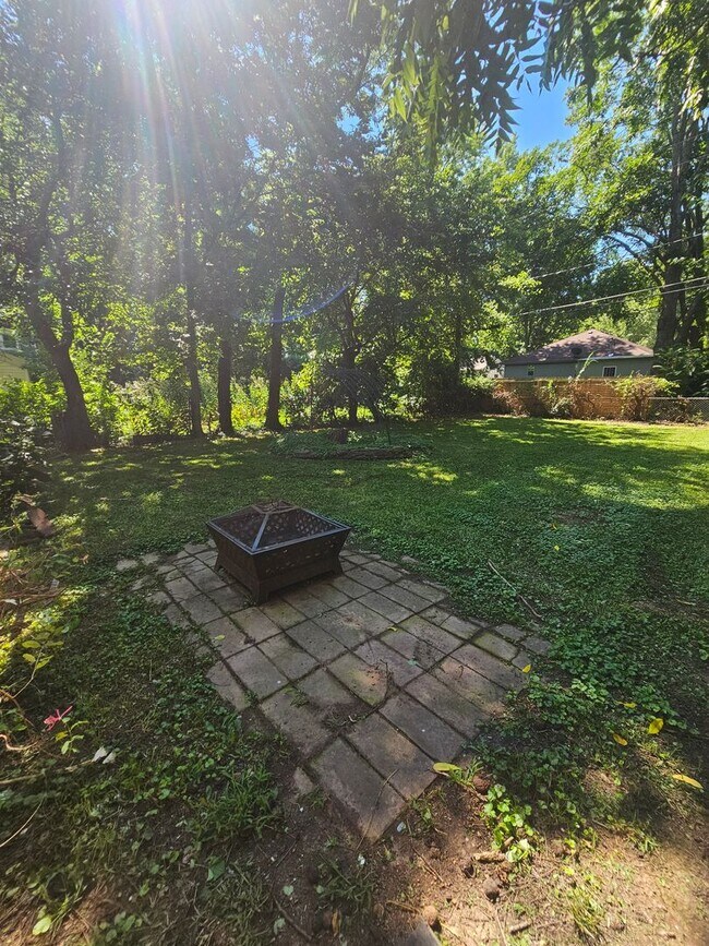 Building Photo - 3 bedroom | 1 bathroom | 1 car garage | Close to campuses & Rountree | Pets welcome!