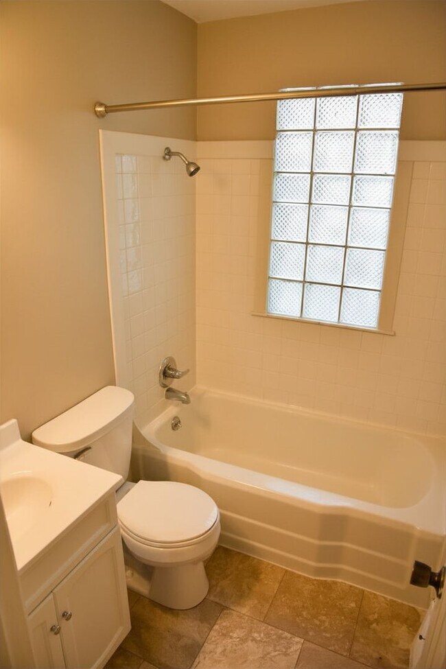 Building Photo - 3 Bedroom Home in Clintonville!