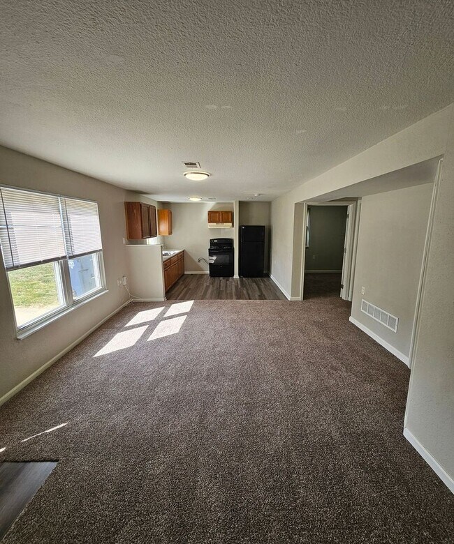 Building Photo - Modern Makeover in KCMO — Renovated, Pet-F...