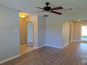 Building Photo - 3 Bedroom / 2 Bath / 2 Car Garage