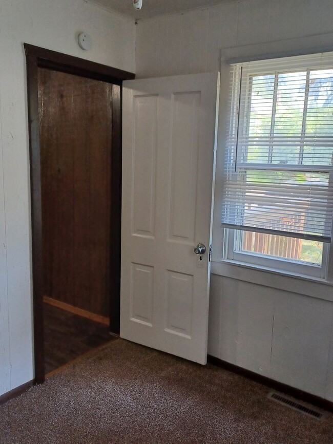 Building Photo - Cute 2 bedroom home