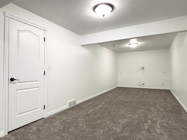 Building Photo - Beautiful Draper Townhome at Bella Monte!