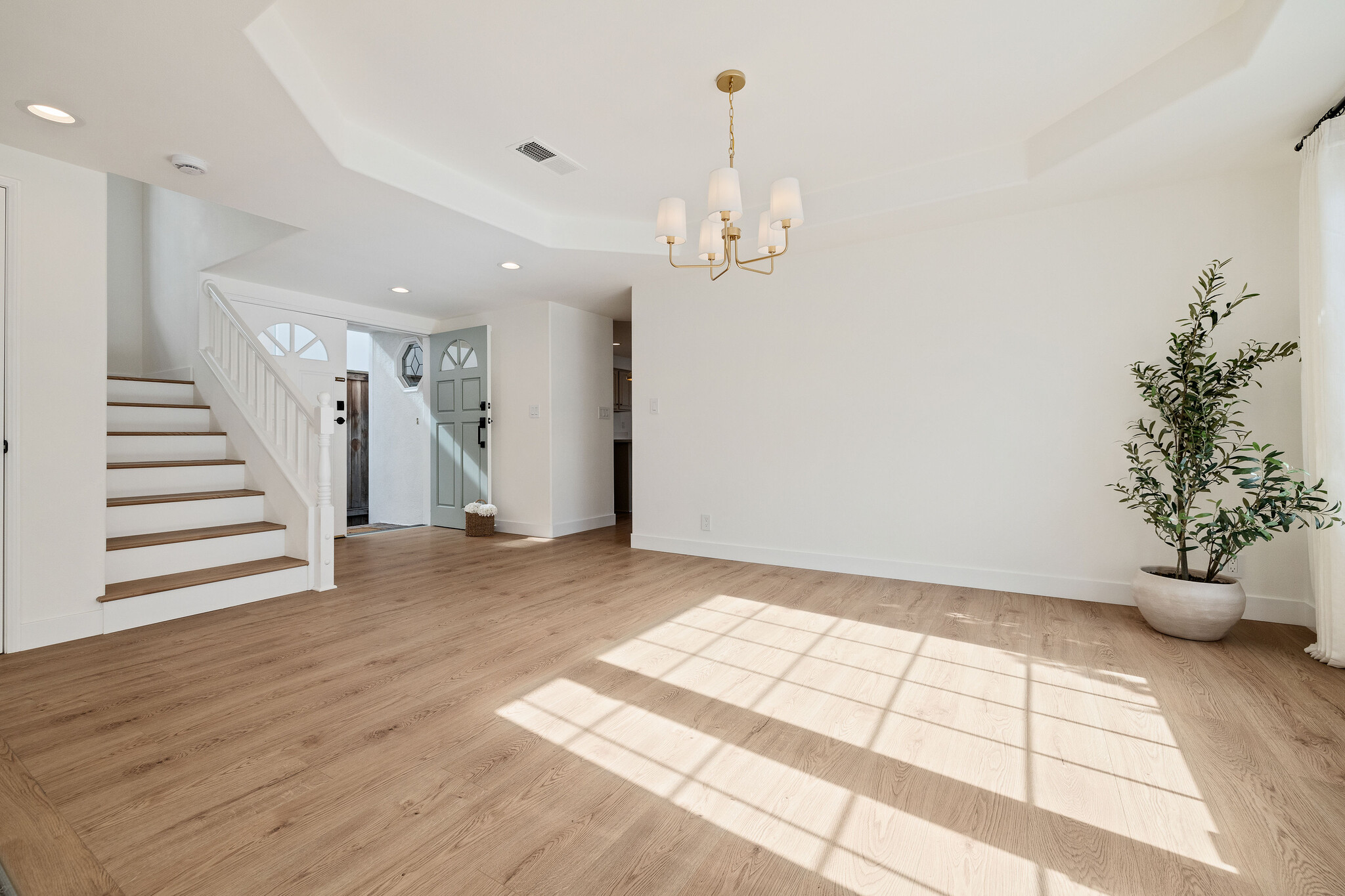 Building Photo - 1504 N Poinsettia Ave