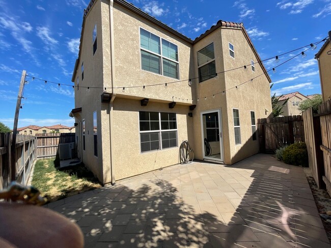 Building Photo - Beautiful 3 Bedroom 2.5 Bath Single Family...