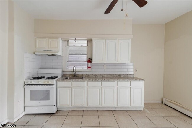 Building Photo - 422 Jelliff Ave