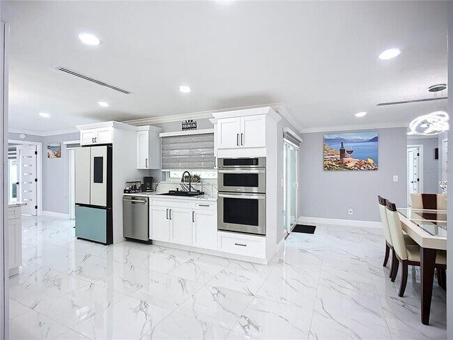 Building Photo - 6531 Santiago Ct