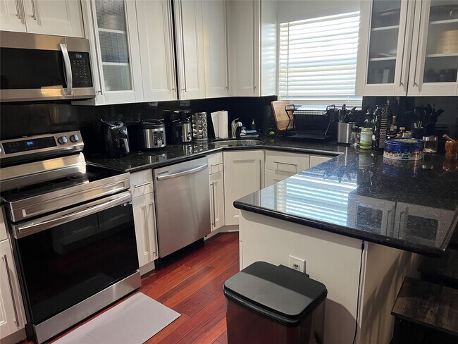 Building Photo - 1975 NE 135th St