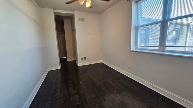 Building Photo - 939 W Armitage Ave