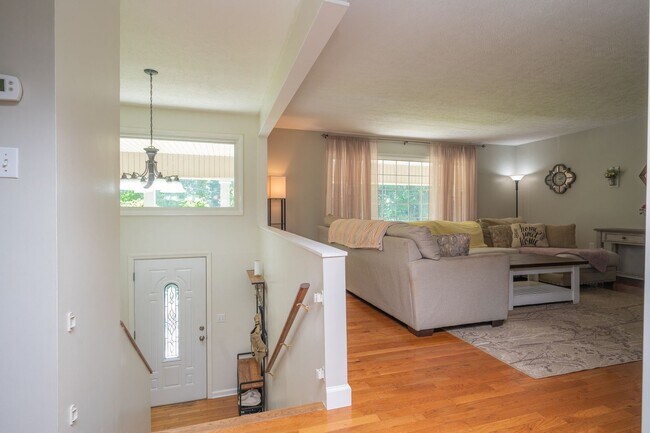 Building Photo - 3 br/ 2 bath home, private setting with garage/workshop