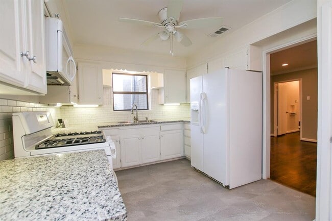 Building Photo - 6824 Southridge Dr
