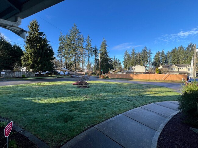Building Photo - Price Drop to 3250!-Exceptional 2200 sq ft Three Bedroom 2 Bath Rambler in Fed Way - with A/C