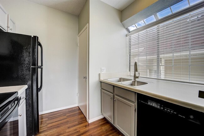 Building Photo - Crosspointe (1458)