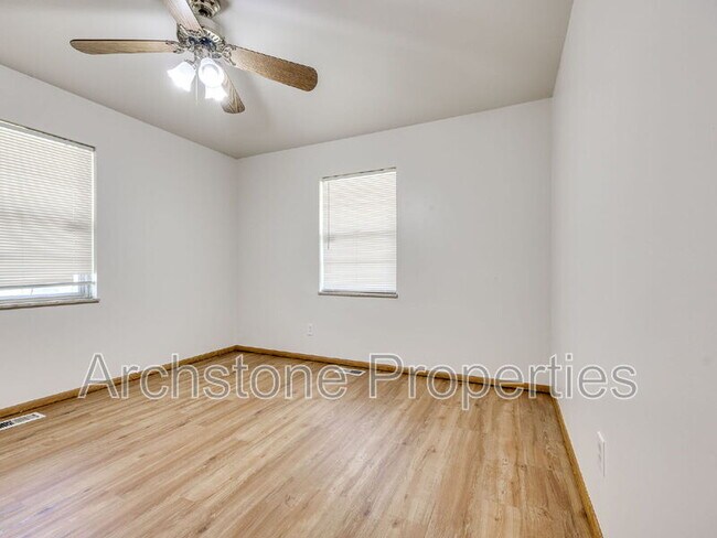 Building Photo - 3121 Lakeside Dr