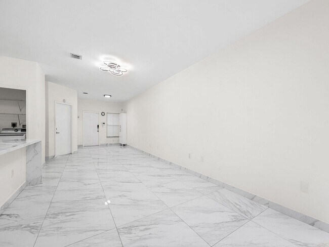 Building Photo - 7923 N Southwood Cir