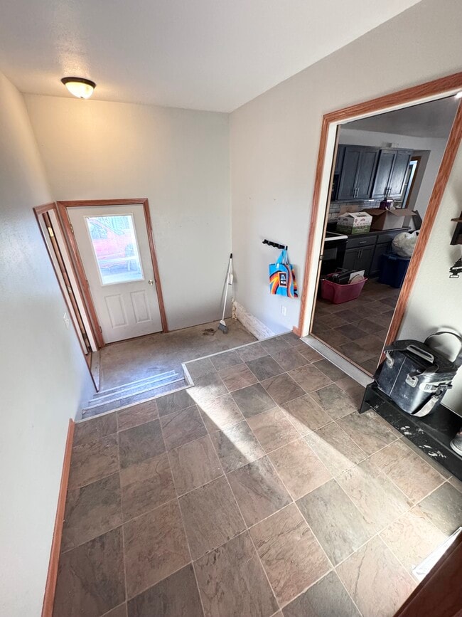 Building Photo - 523 E 1st St