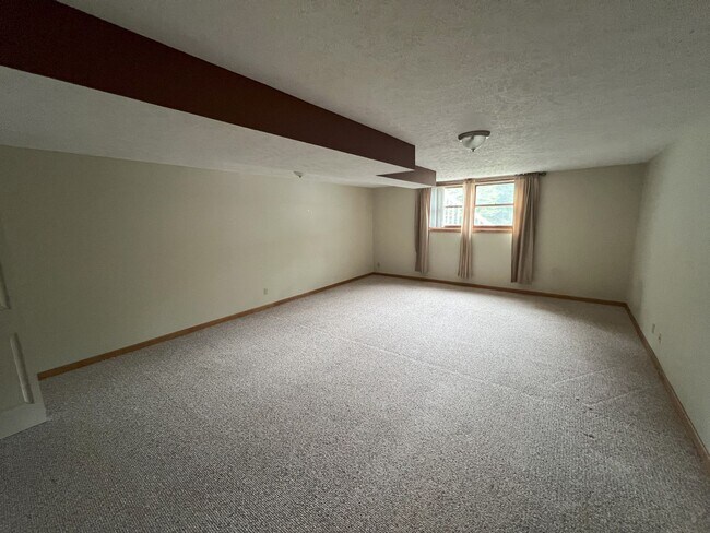 Building Photo - 4262 Eagle Crest Dr