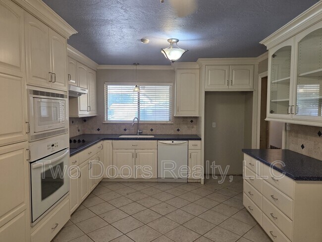 Building Photo - 3225 N Ridgewood Dr