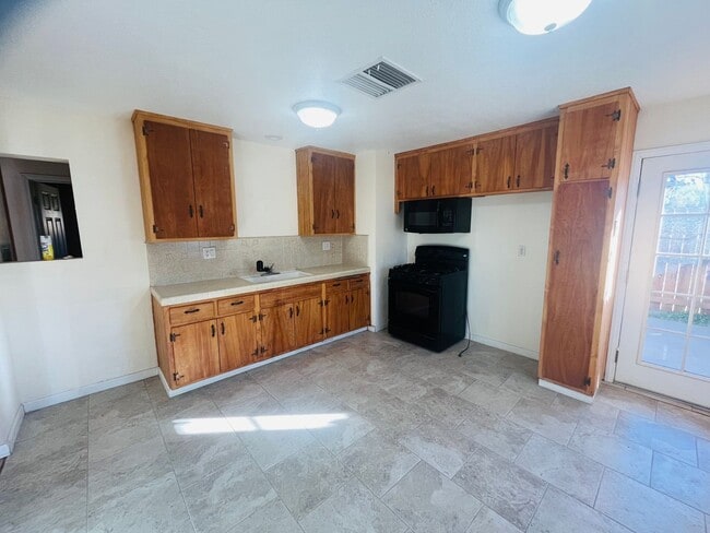 Building Photo - 2 Bedroom 1 Bathroom Home!