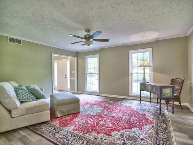 Building Photo - 4512 Woodlawn Lake Dr